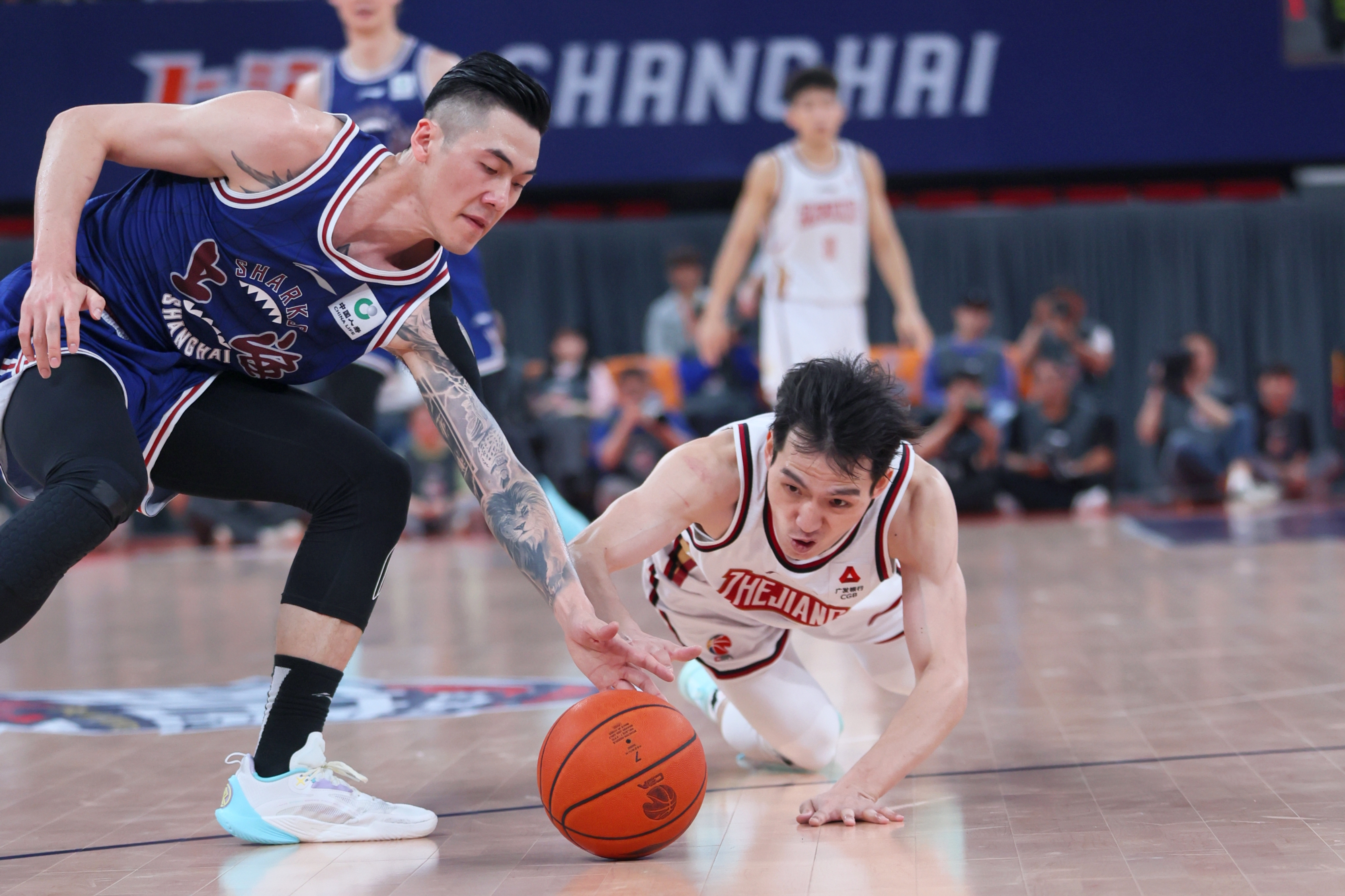 包含浙江男篮实力强大，持续保持领先地位的词条