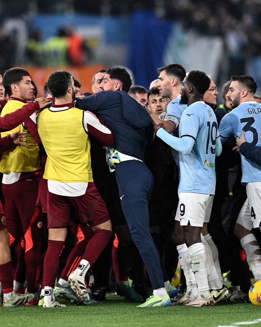 欧洲杯预选赛场面混战，球迷热烈呐喊