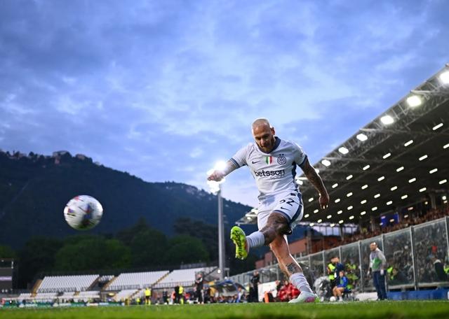 包含换帅后客场连胜，俱乐部欧冠资格希望大增的词条