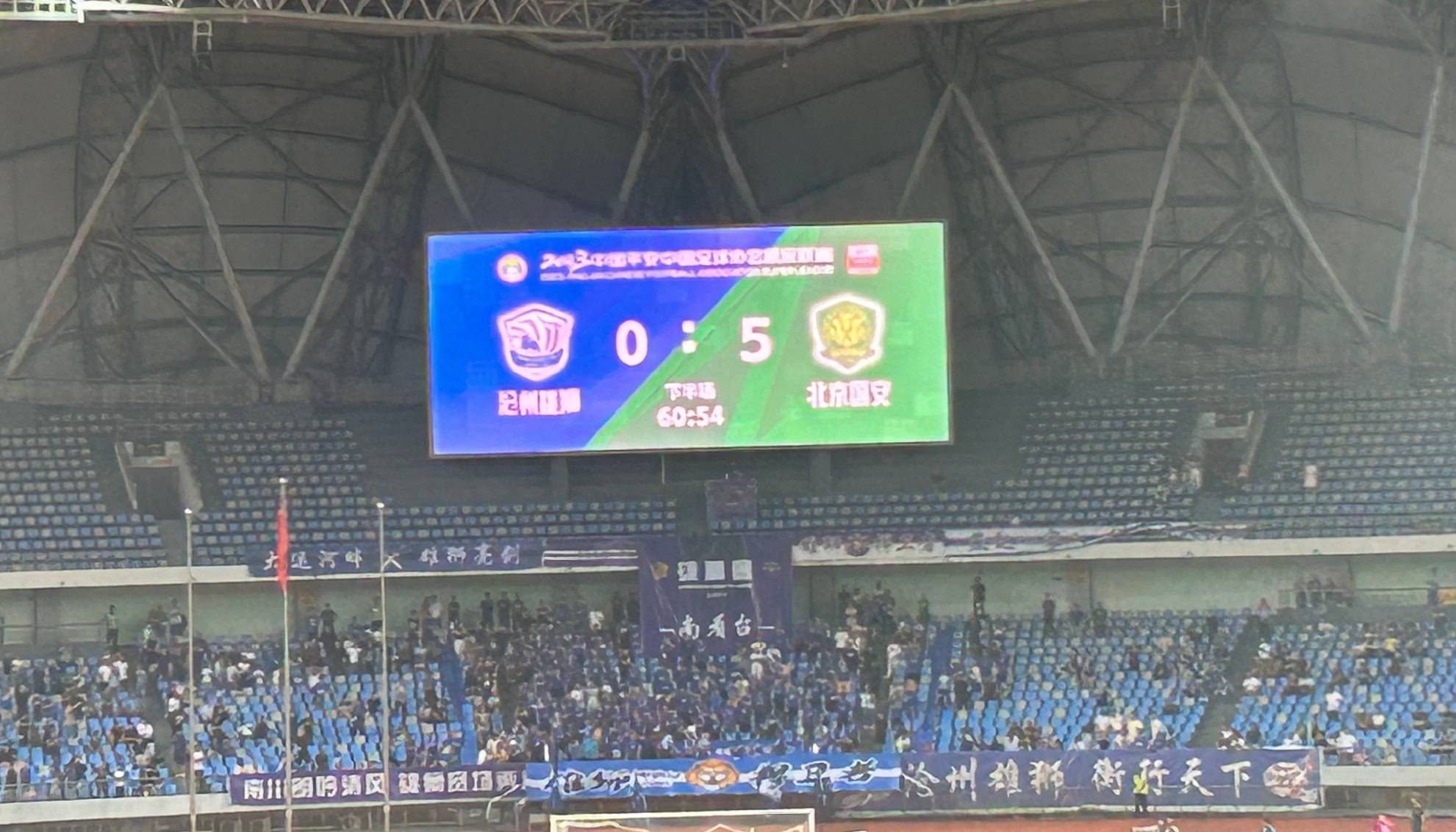 包含尼斯队客场告捷，保级前景一片光明的词条