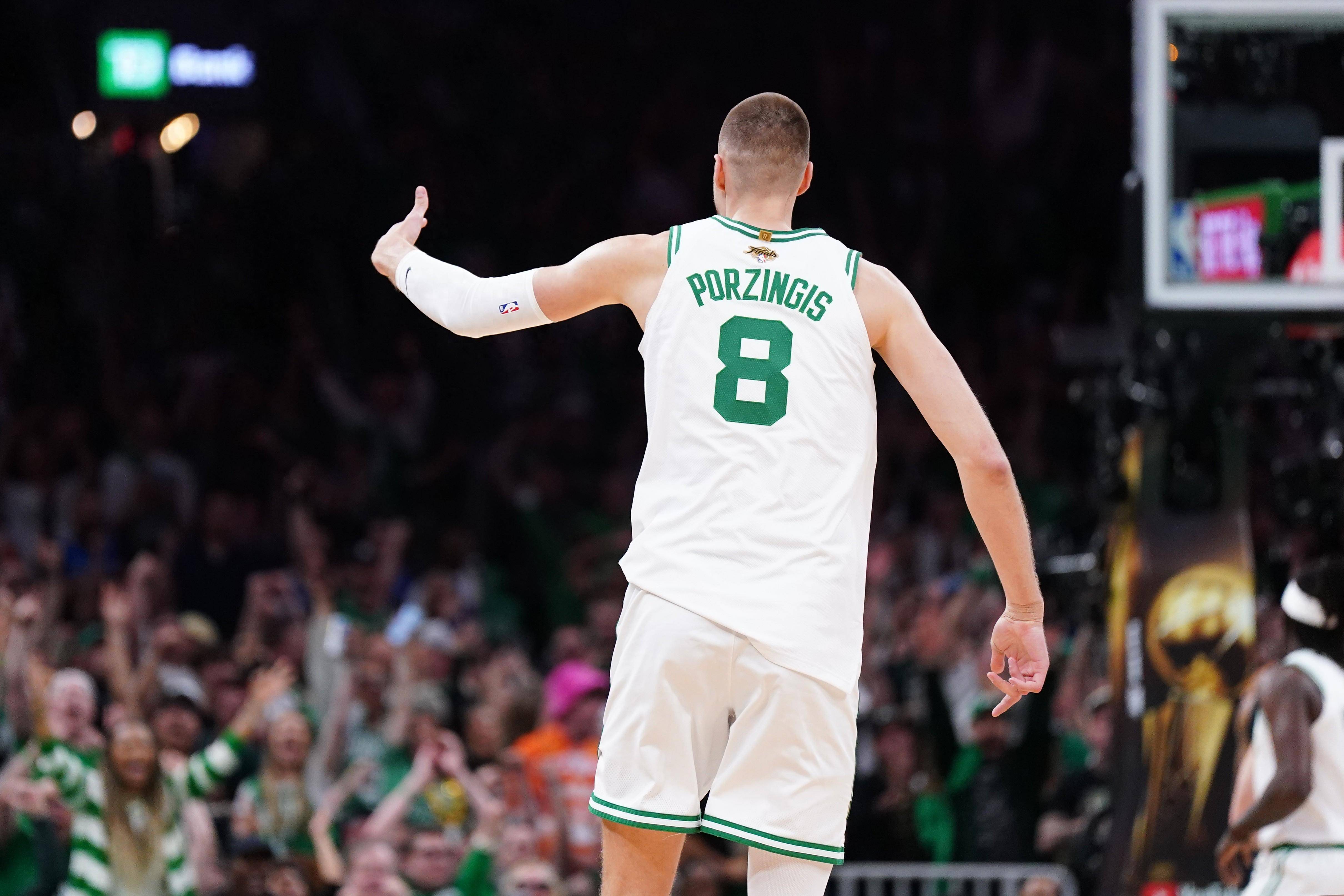 包含波尔津吉斯惊艳全场，西蒙斯助攻爆棚，命运悬念逆转取胜！的词条